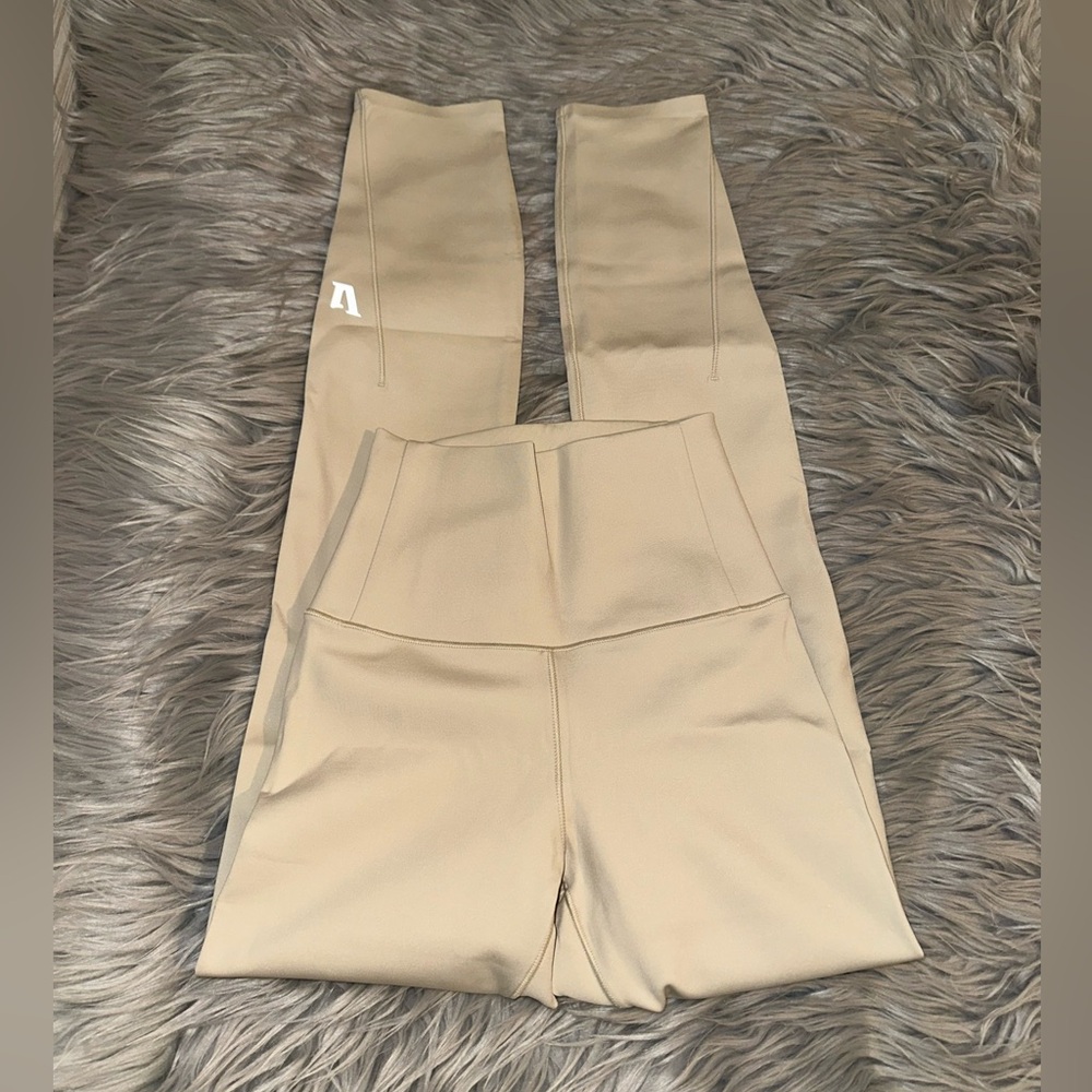 Vuori High-Waist Leggings in Beige never wore